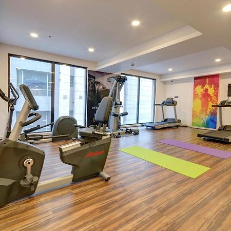 Holiday Inn Kolkata Airport By Ihg Exterior foto The gym at the hotel