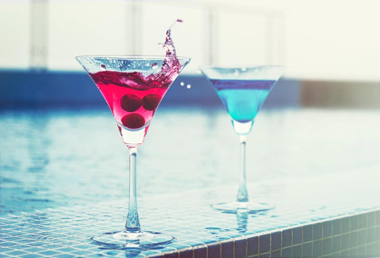 Holiday Inn Kolkata Airport By Ihg Exterior foto A cosmopolitan (left) and a Blue Hawaii (right)
