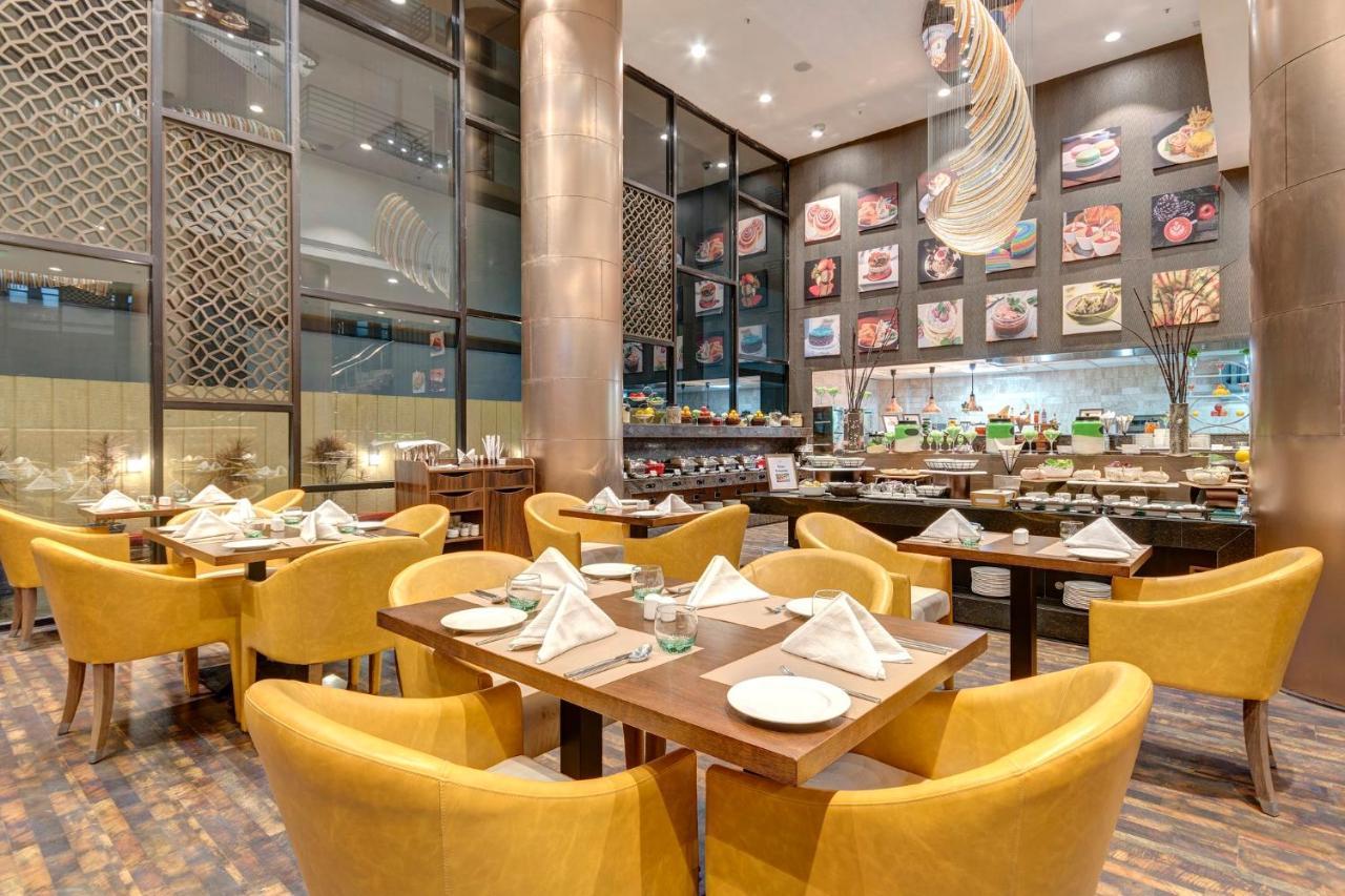 Holiday Inn Kolkata Airport By Ihg Exterior foto The restaurant