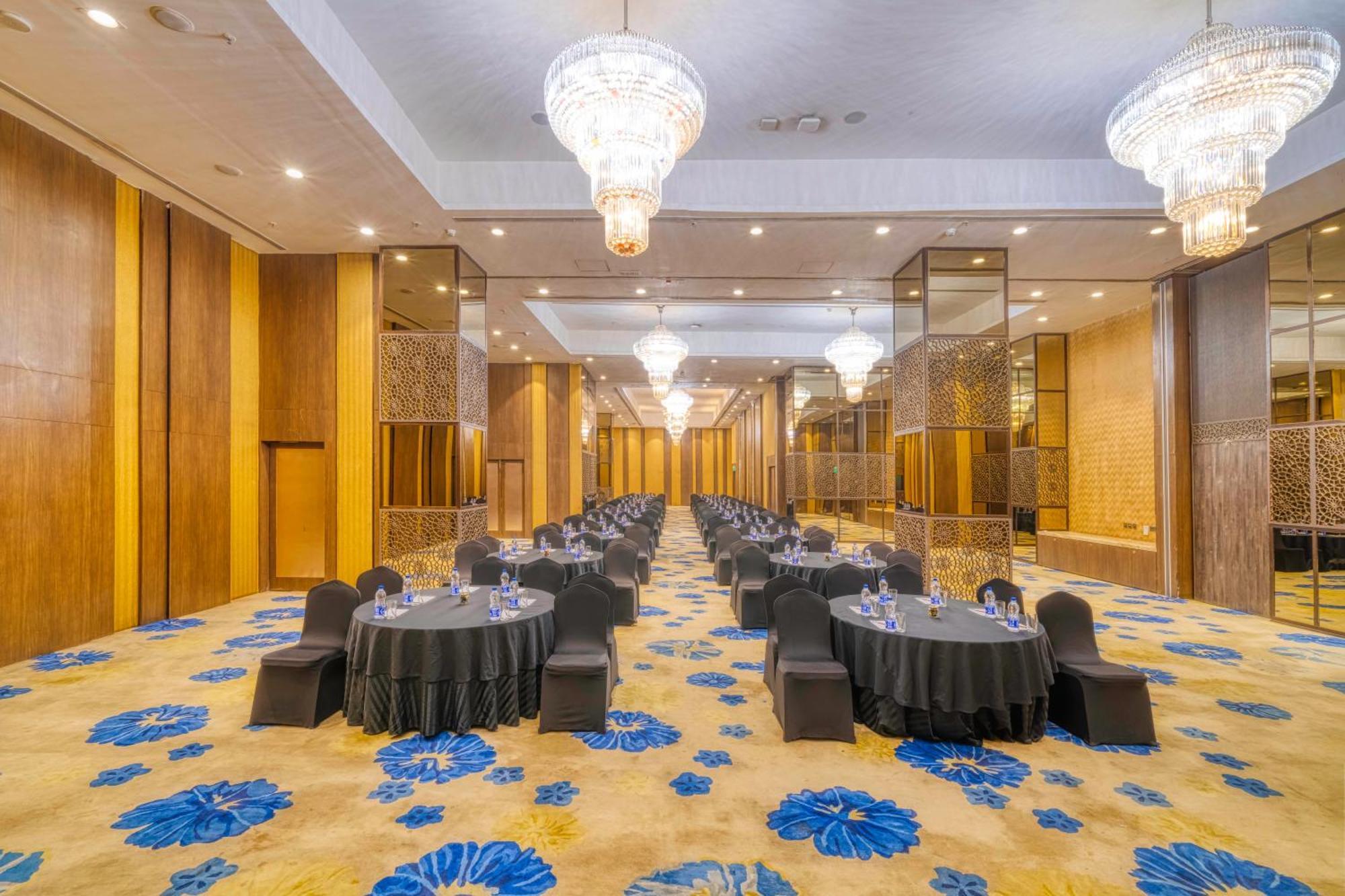 Holiday Inn Kolkata Airport By Ihg Exterior foto The ballroom