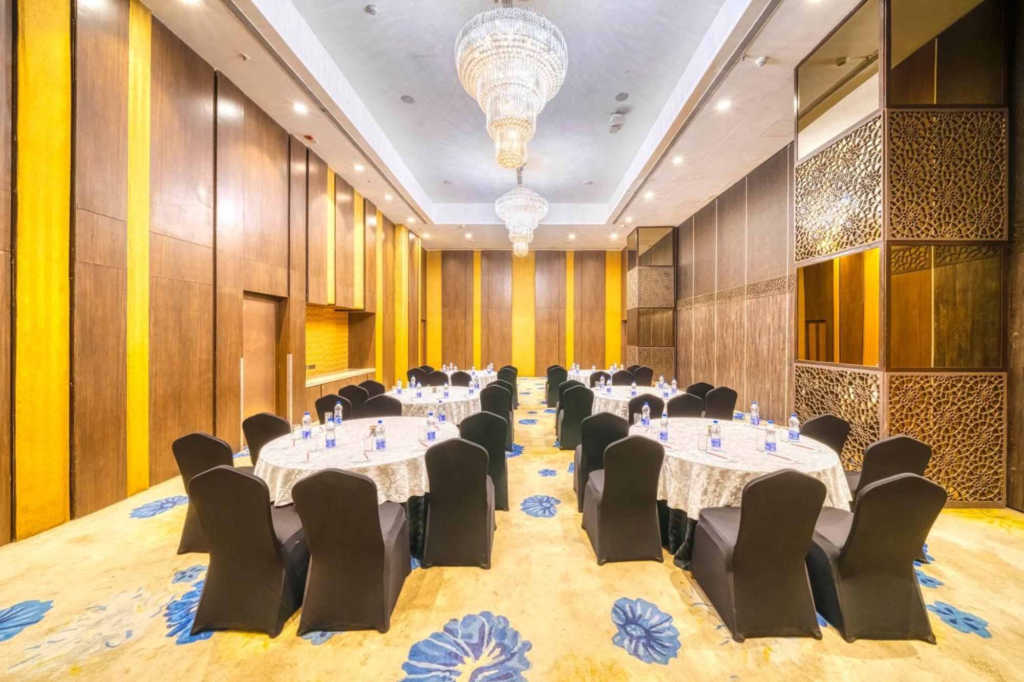 Holiday Inn Kolkata Airport By Ihg Exterior foto The Royal Ballroom
