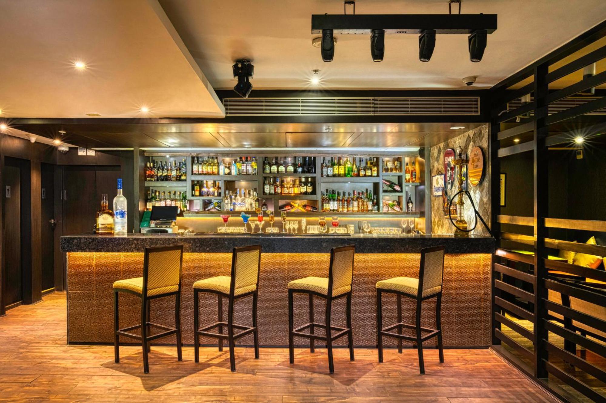 Holiday Inn Kolkata Airport By Ihg Exterior foto The bar at the 1919 Restaurant