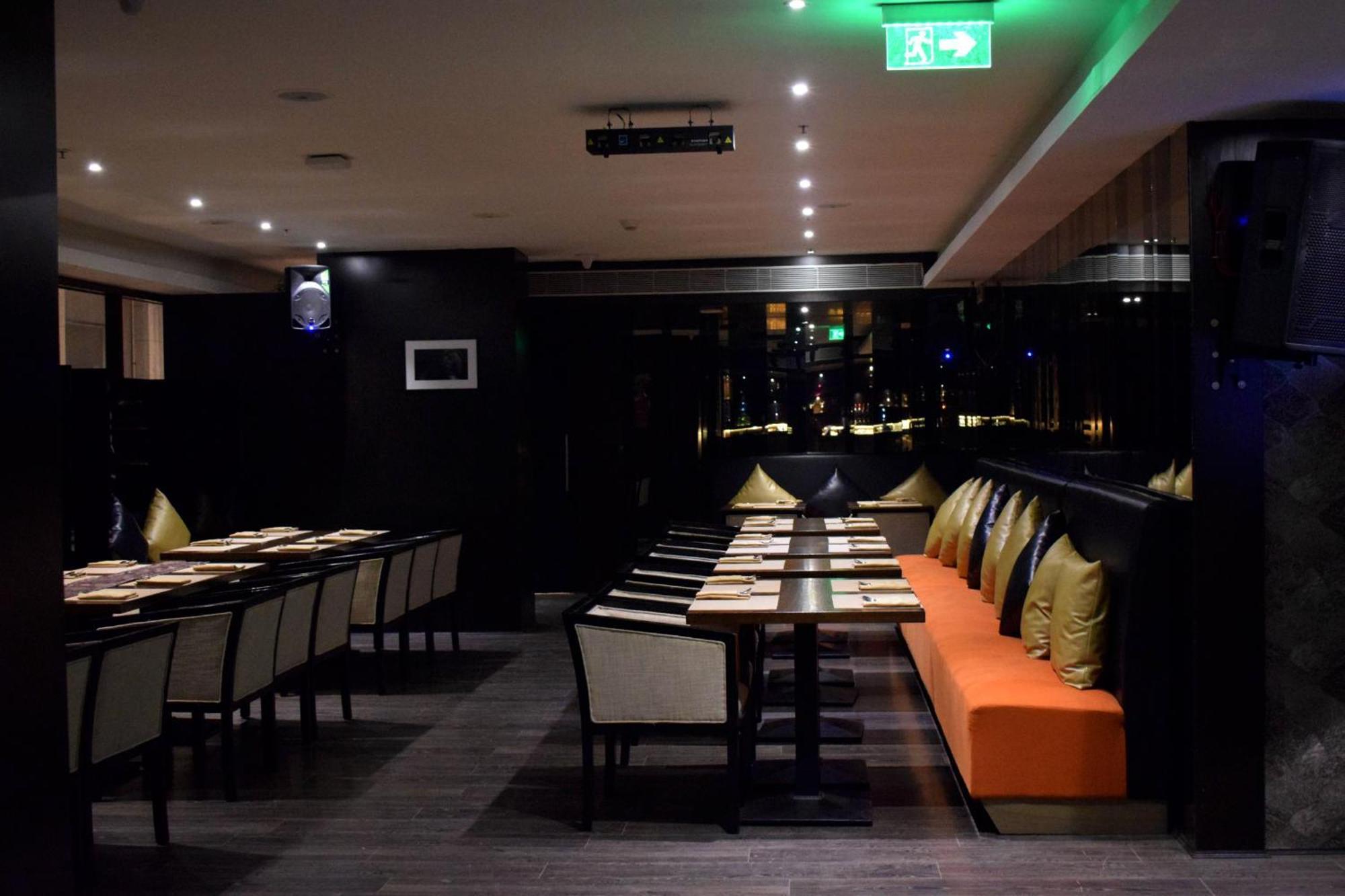 Holiday Inn Kolkata Airport By Ihg Exterior foto Interior of a restaurant in Singapore