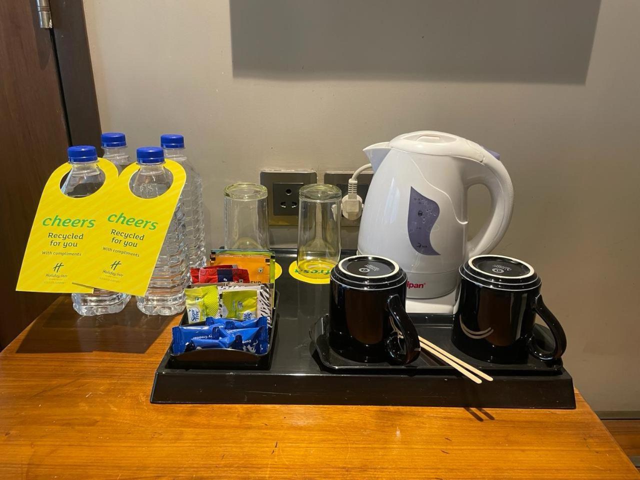 Holiday Inn Kolkata Airport By Ihg Exterior foto A kettle and bottled water in a hotel room