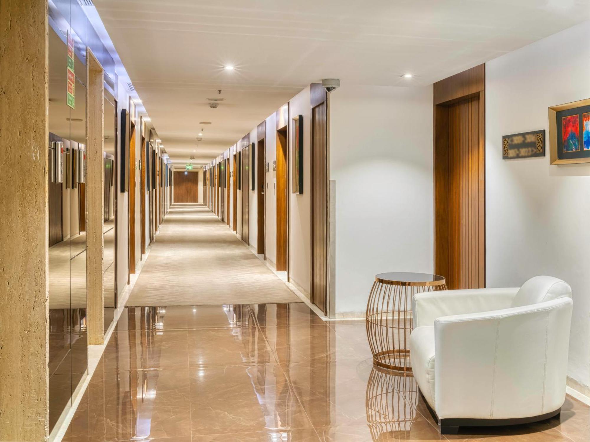Holiday Inn Kolkata Airport By Ihg Exterior foto A corridor at the hotel