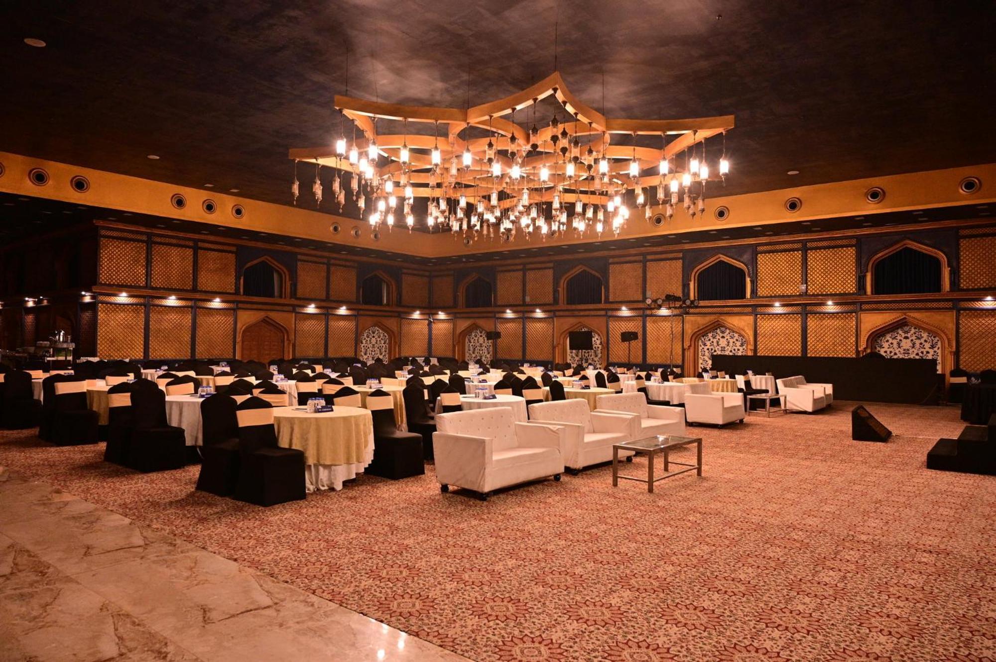 Holiday Inn Kolkata Airport By Ihg Exterior foto The ballroom at the Grand Hotel